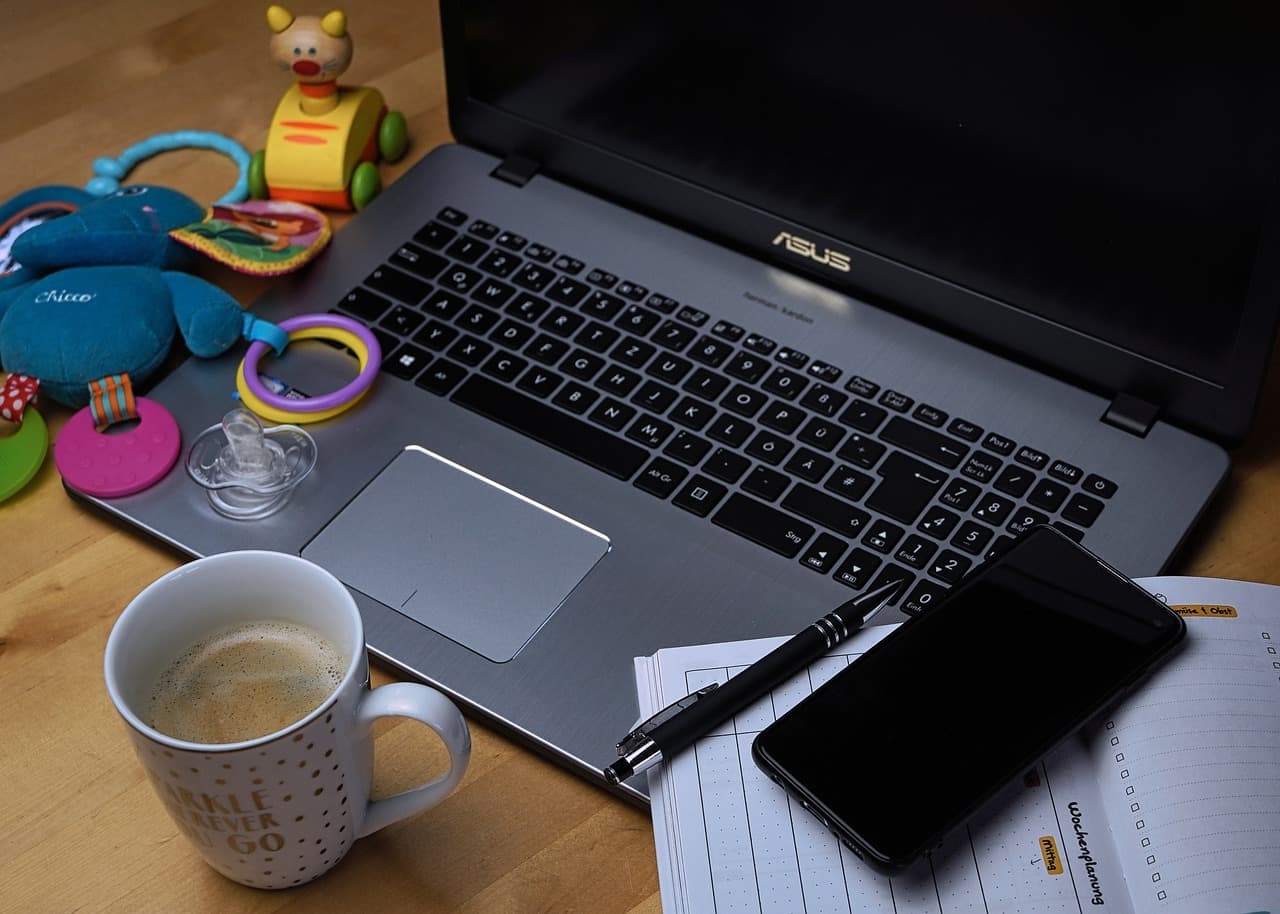 Représentation d'un laptop avec des jouets pour enfants