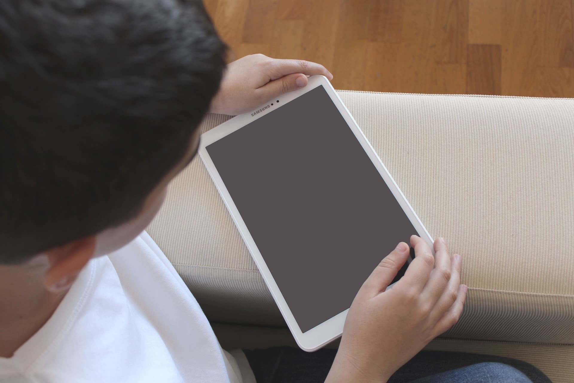 Représentation d'un laptop avec des jouets pour enfants