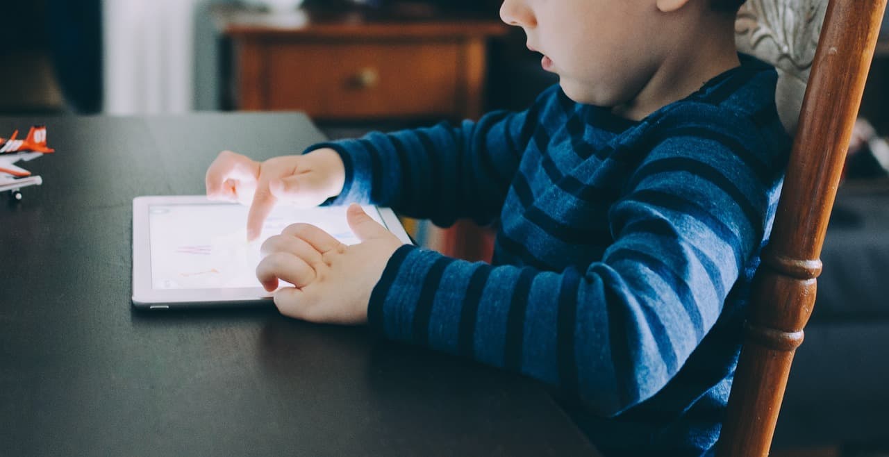 Représentation d'un enfant sur une tablette