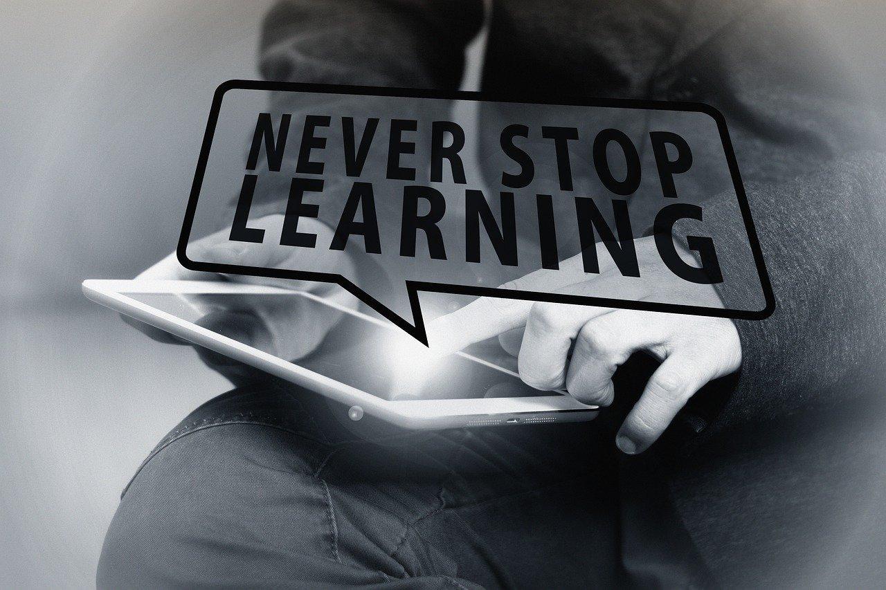 Représentation d'une tablette avec l'inscription Never Stop Learning