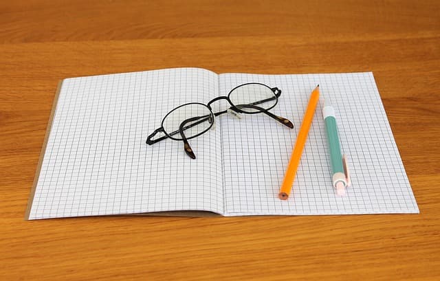 Cahier avec lunettes, porte-mine et crayon